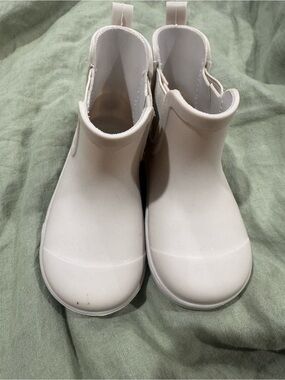 BEARPAWWhite Rubber Rain Boots - Minimal Chelsea Style